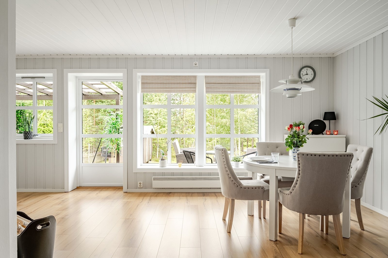 Stuen har flere store vindusflater som slipper inn rikelig med naturlig lys, samtidig som det ikke er noe innsyn og frodig utsyn. Galleribilde