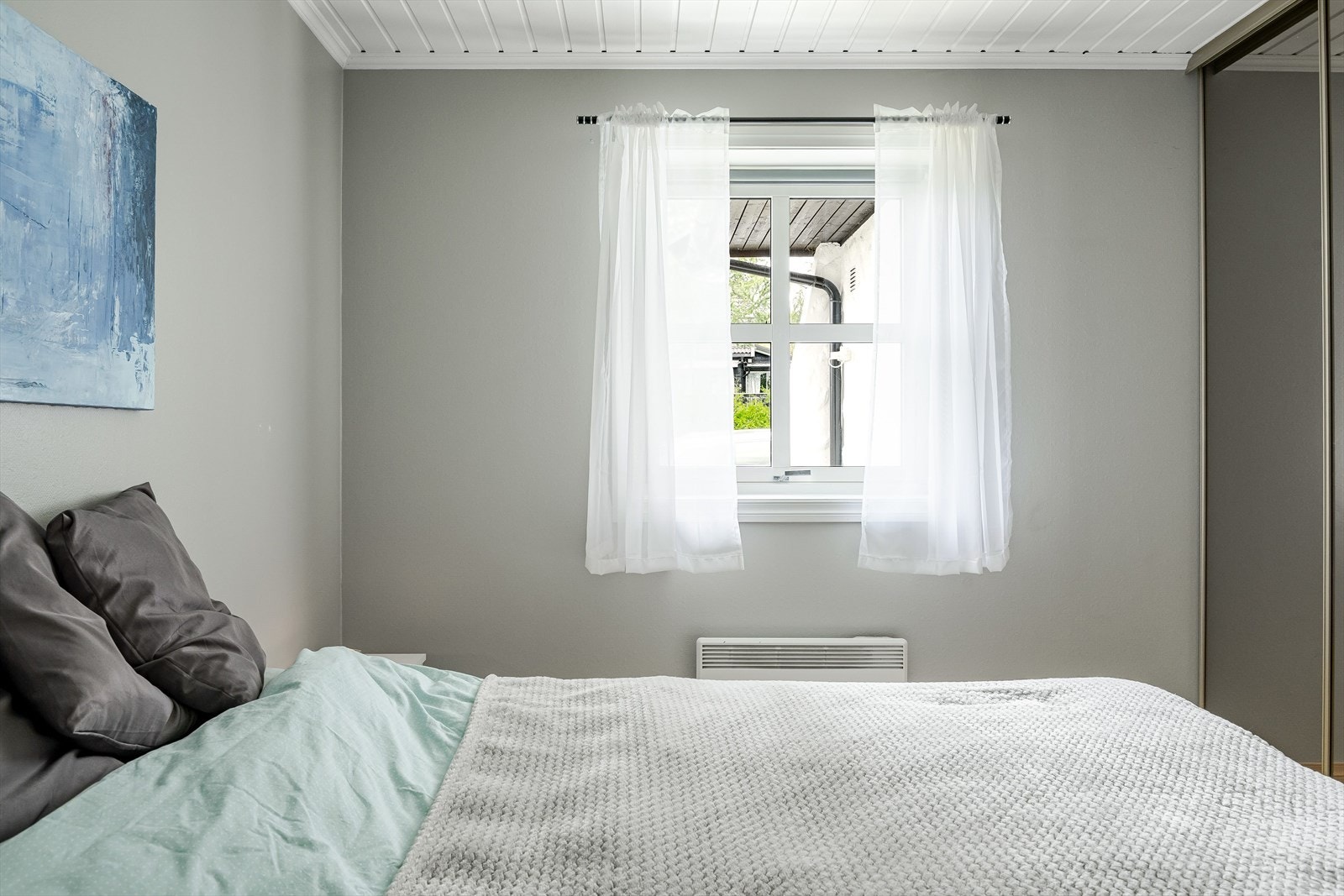 Soverom 1 har laminat på gulv, malt tapet på veggene og skjult elektrisk anlegg. Galleribilde