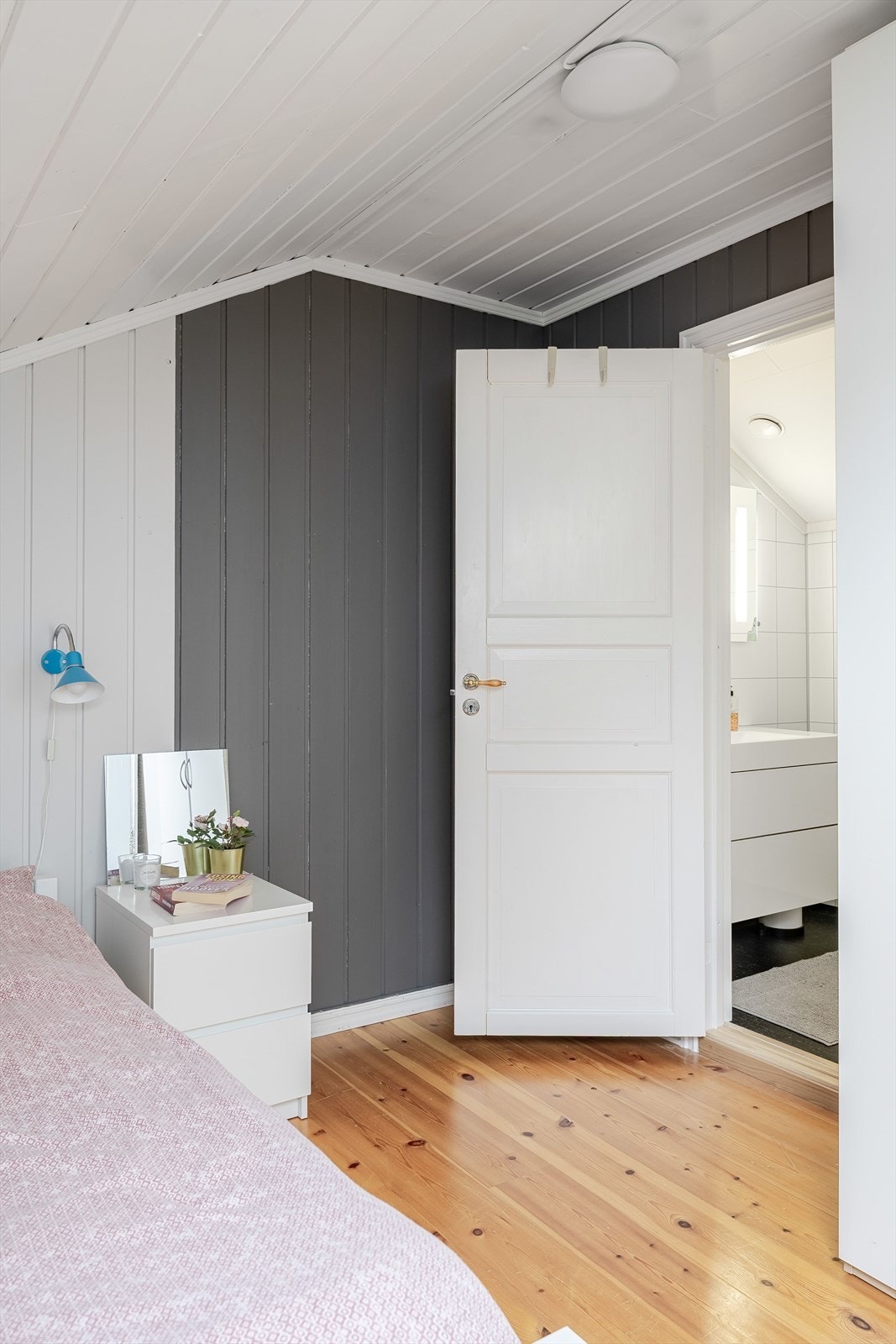 Fra soverommet er det adkomst til baderom 2. Galleribilde