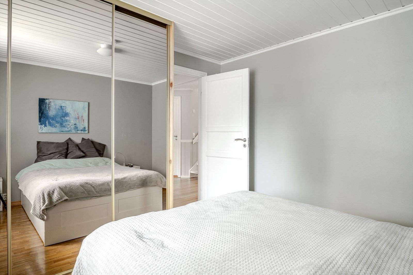 På soverommet er det naturlig plass til stor dobbeltseng med tilhørende nattbord. Galleribilde