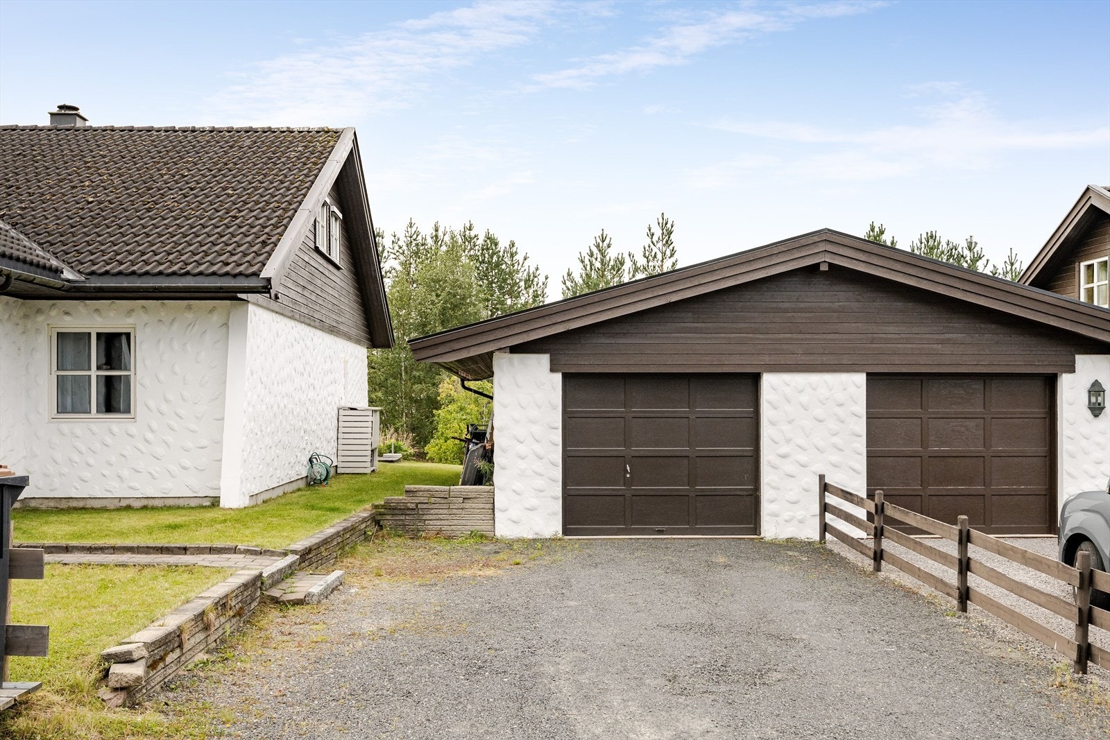 Boligen disponerer et garasjerom på ca. 32m² i felles garasje med naboen. Det er også gruset parkering ved garasjen. Galleribilde