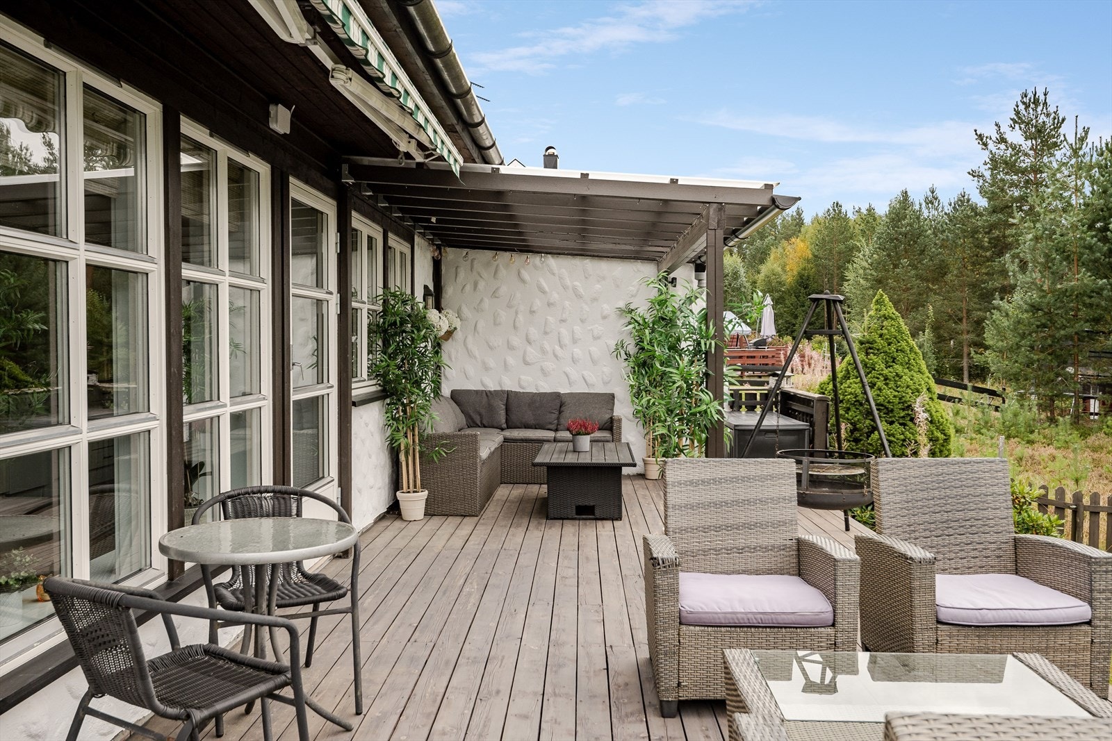 Fra stuen har du utgang til en stor og koselig terrasse mot sydvest som sørger for supre solforhold. Galleribilde