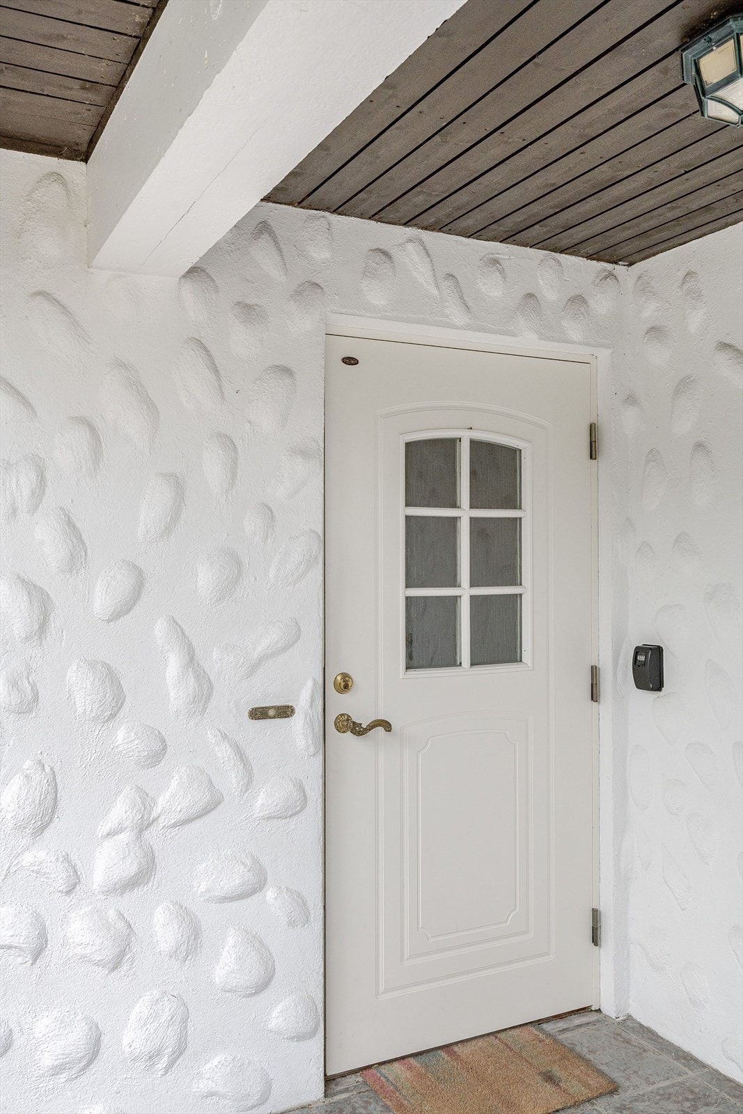 Du ønskes velkommen inn via et hyggelig overbygget inngangsparti med flislagt dekke og utebelysning. Galleribilde