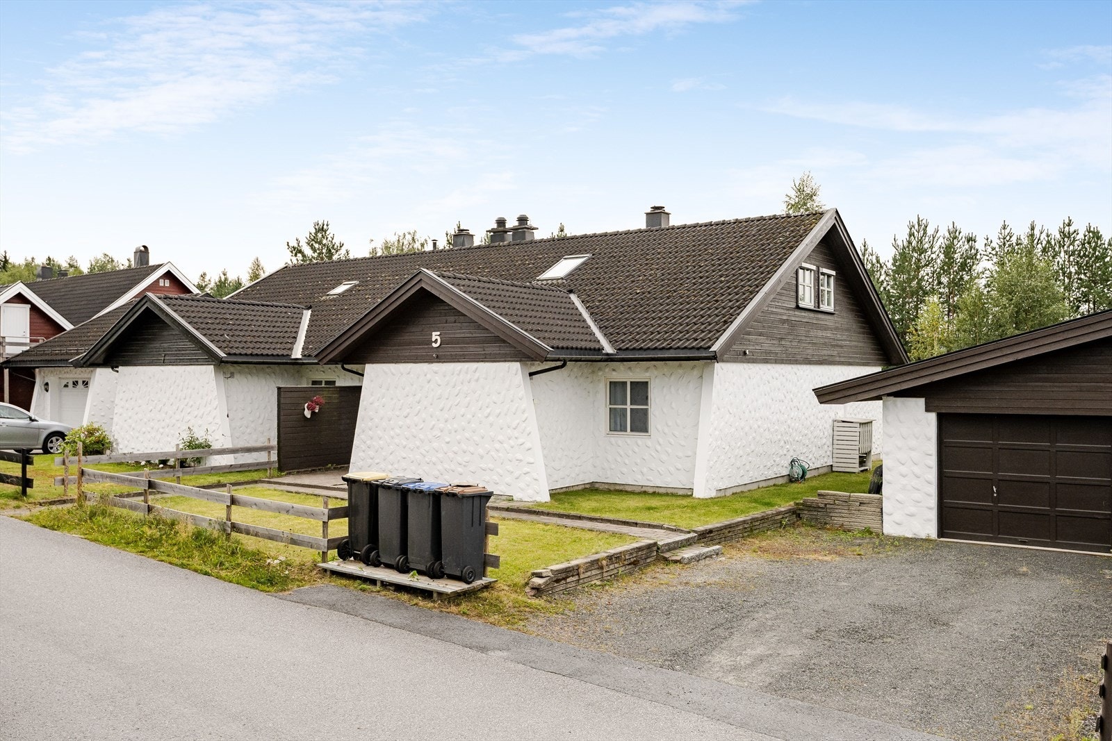 Boligen ligger i et godt etablert og meget familievennlig boligområde på Hanstad. Det er ikke lange veien ned til Glomma eller bort til Norsk Skogmuseum. Fra eiendommen er det ca. 1 km til barnehage, barneskole og 2 matbutikker på Hanstad. Galleribilde