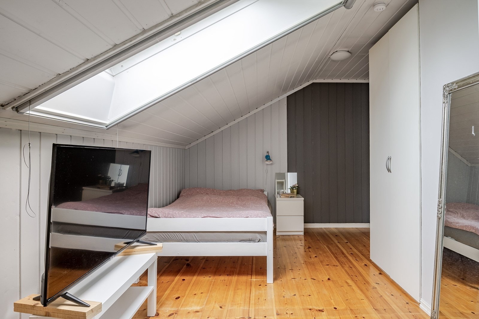 På soverommet er det god plass til dobbeltseng, kontorpult og kommoder, samt oppbevaringsplass i medfølgende garderobeskap. Galleribilde