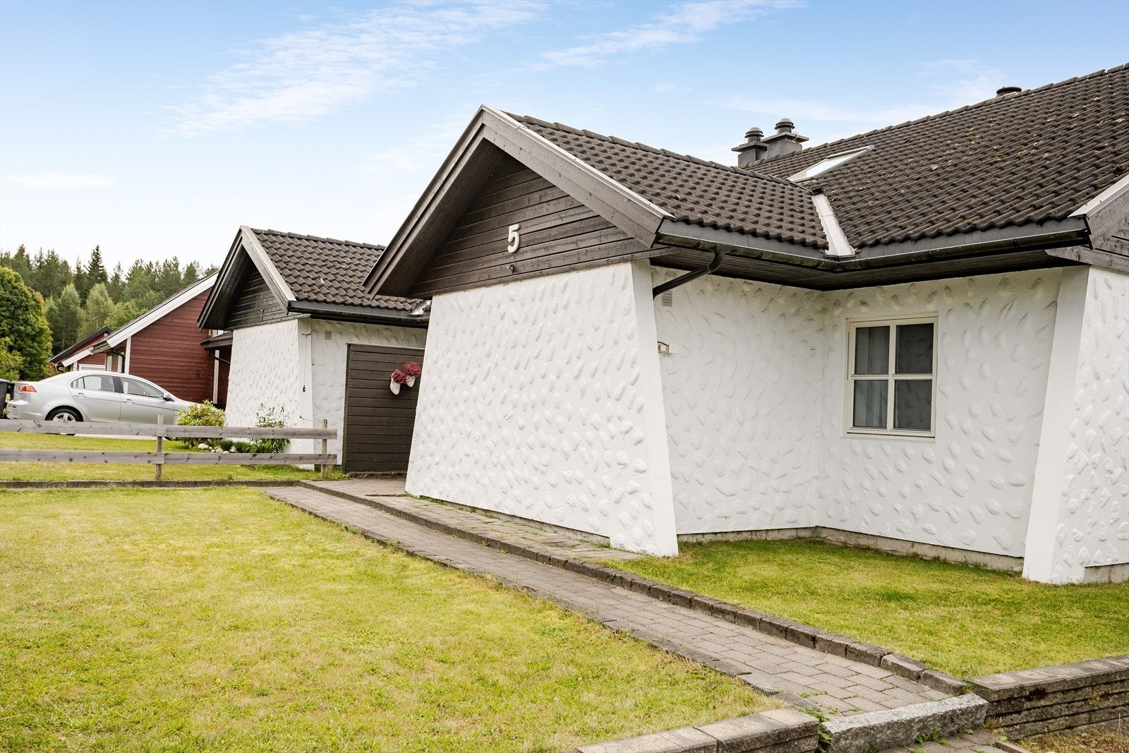 Stiparti belagt med belegningsstein fra garasjen og frem til inngangen. Galleribilde