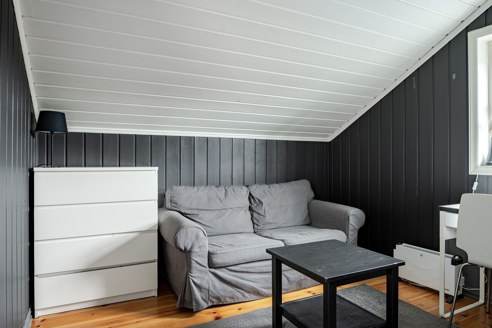 Det ene soverommet er delt opp med lettvegg og innredet med tv-stue i den ene enden. Galleribilde