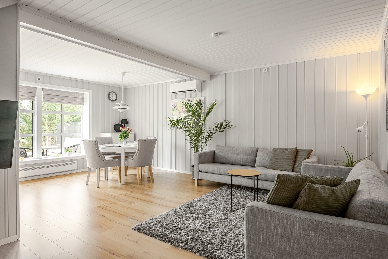 Boligen har en familievennlig planløsning over to plan med et stort oppholdsrom, 4 soverom og 2 baderom. Galleribilde