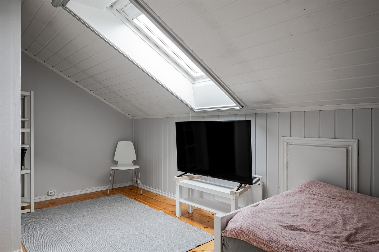 Soverom 4 er et stort koselig rom med et stort takvindu som slipper inn fint lys. Galleribilde