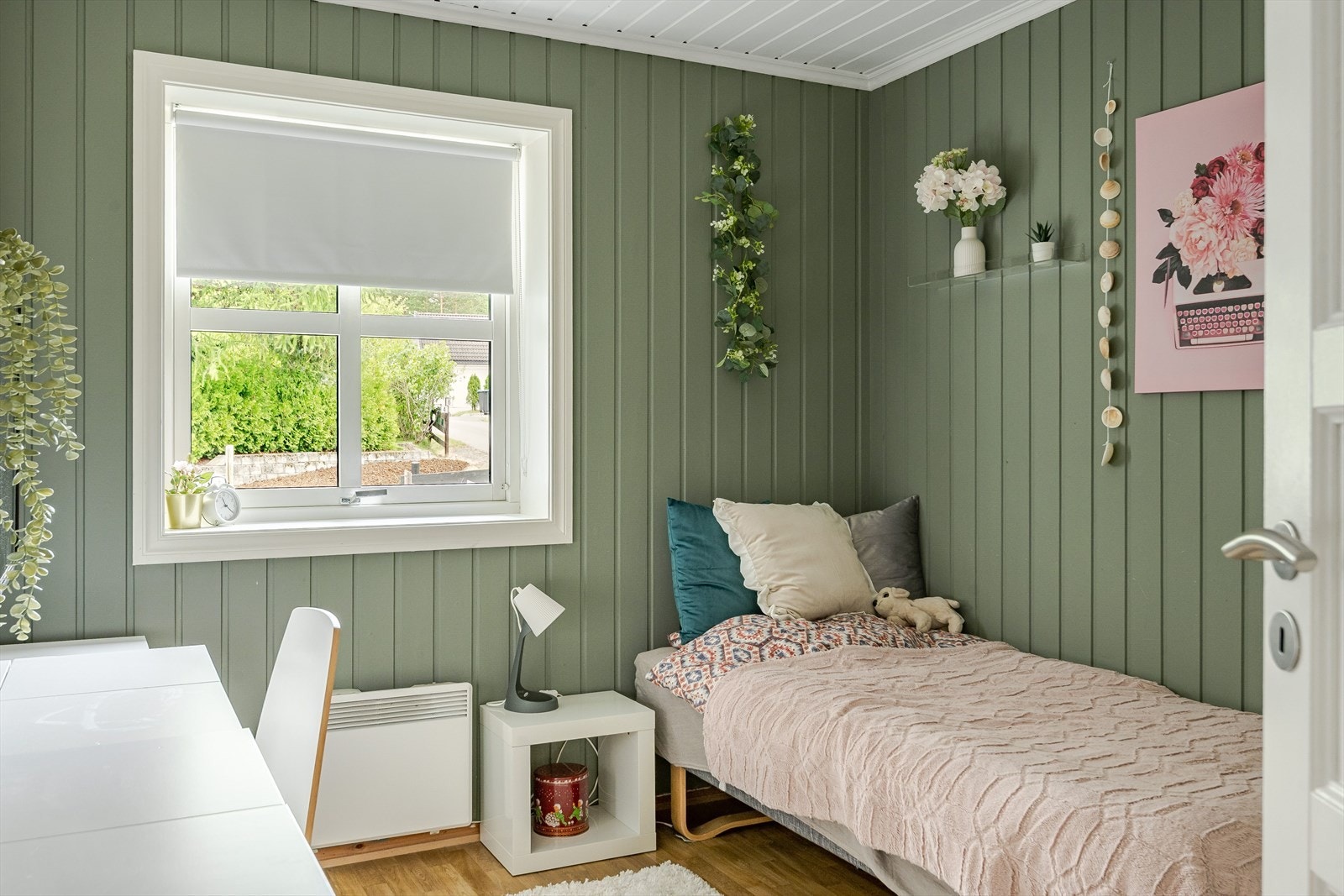 Soverom 2 er et koselig rom som passer fint som barnerom, gjesterom eller kontor. Galleribilde