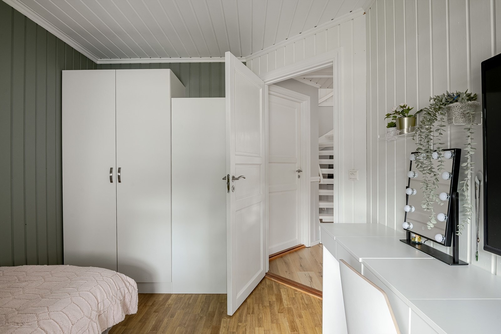 På soverommet er det plass til seng, kontorpult og oppbevaringsplass i medfølgende garderobe. Galleribilde