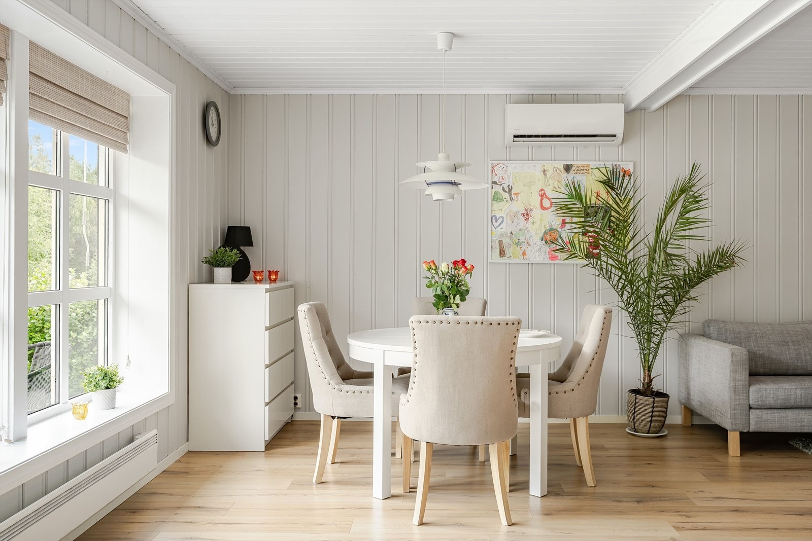 Det er montert luft-til-luft varmepumpe fra 2020 som sørger for en god og jevn varme på vinterstid. Opplyst om service i 2024. Galleribilde