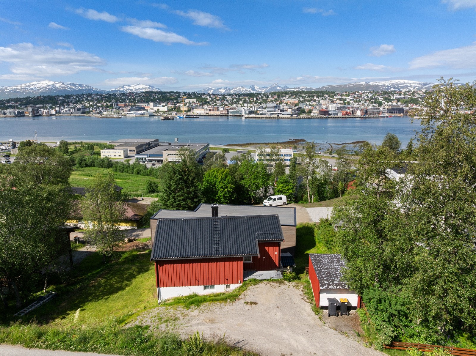 Det er kort vei til fjellheisen samt diverse friområder med turstier i Tromsdalsområdet og Fløya.