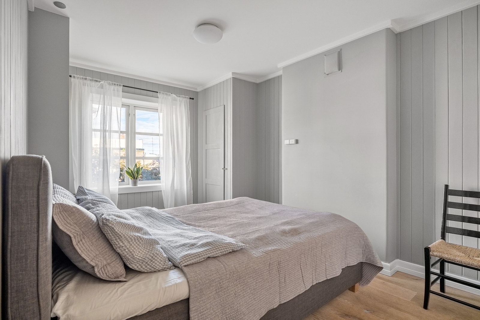 Lyst og innbydende hovedsoverom av god størrelse. Galleribilde