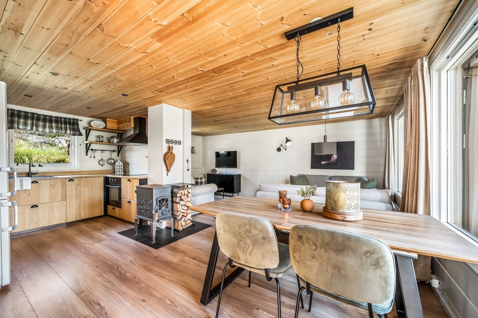 Lys og trivelig innredet stue med lunt fargevalg. Galleribilde