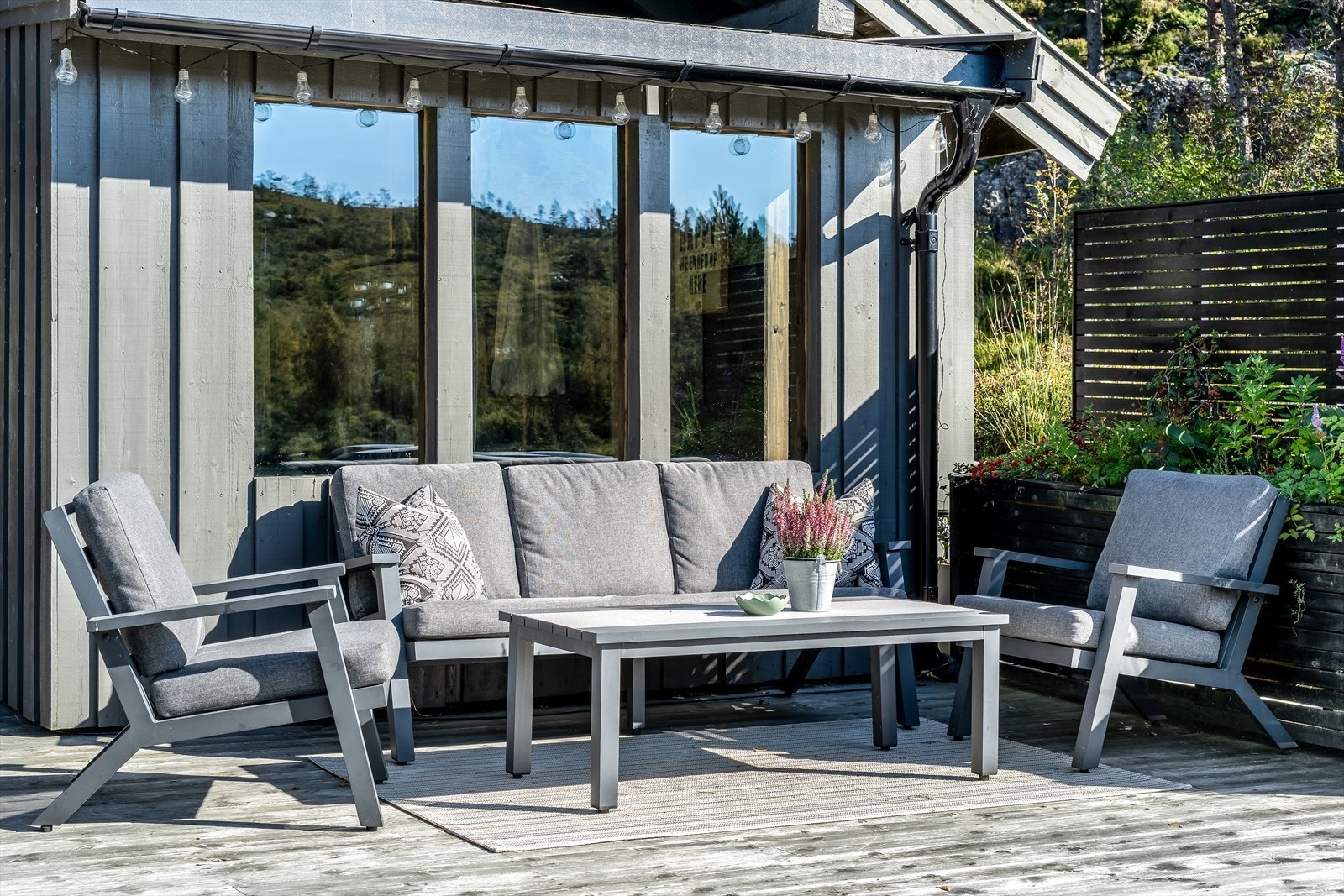 En solrik og lun terrasse. Galleribilde