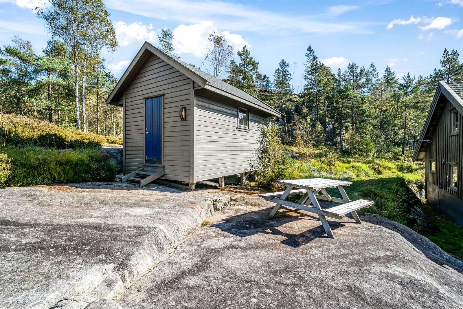 Praktisk frittstående bod bak hytta med mye lagringsplass. Galleribilde