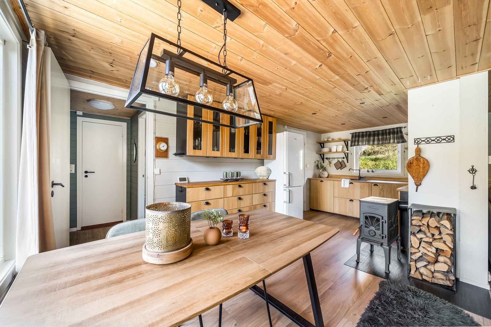 Kjøkkenet har en åpen, men naturlig avgrensning fra stua. Galleribilde