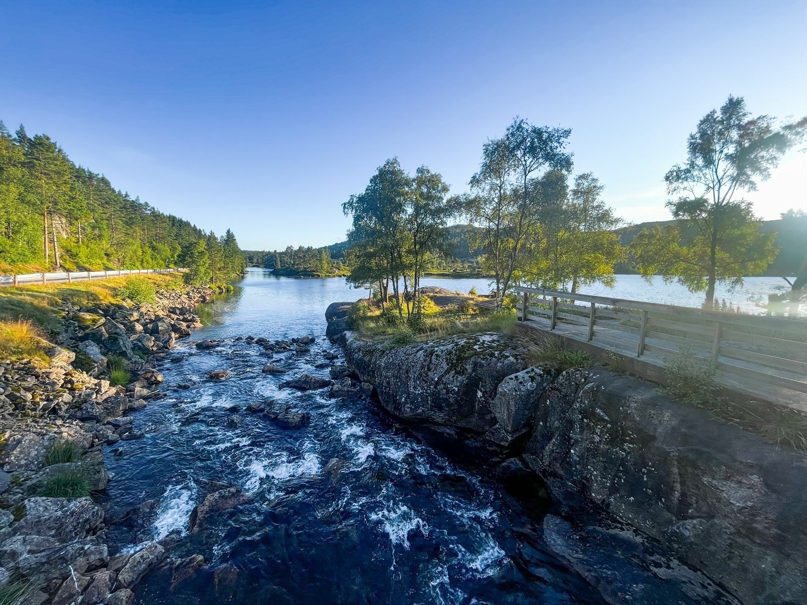 Elvemunning ved badeplassen. Galleribilde