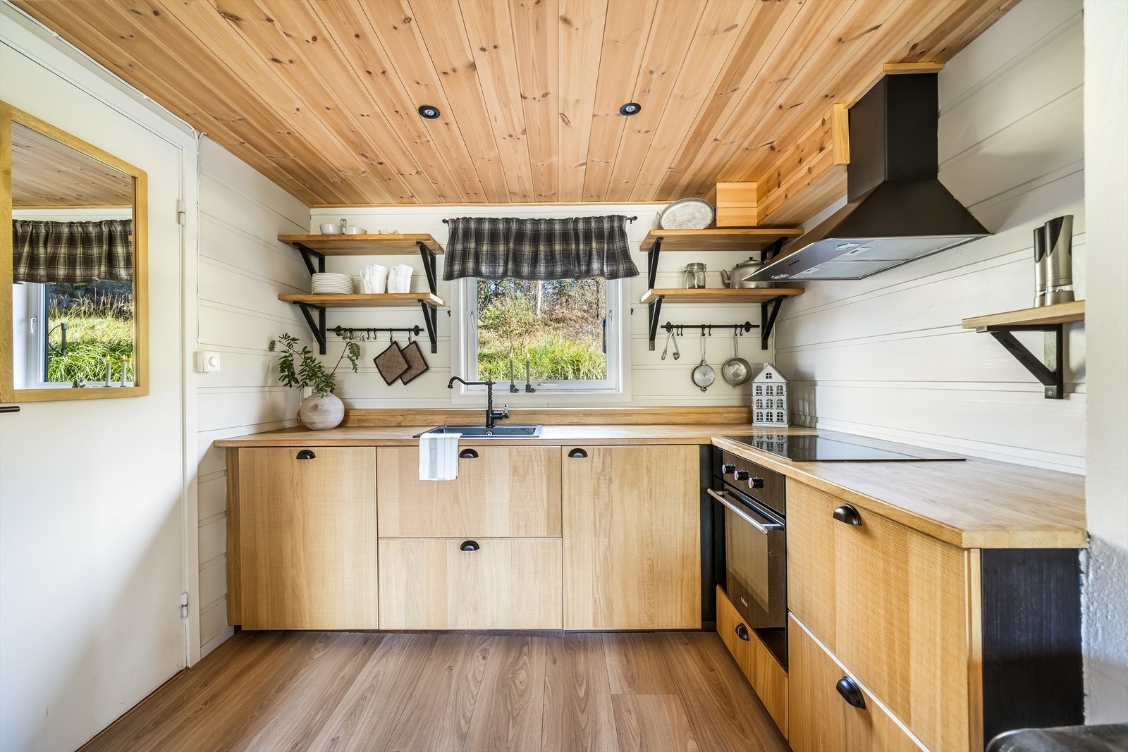 Kjøkken fra Ikea med integrert komfyr og oppvaskmaskin. Galleribilde