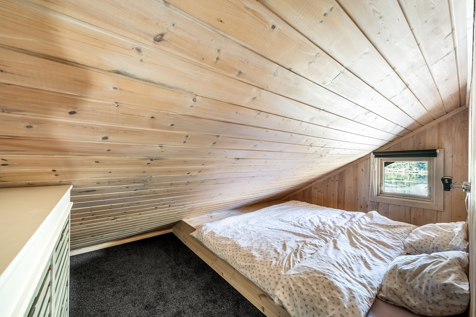 Knekott innredet med seng. Rommet er ikke godkjent for varig opphold. Galleribilde