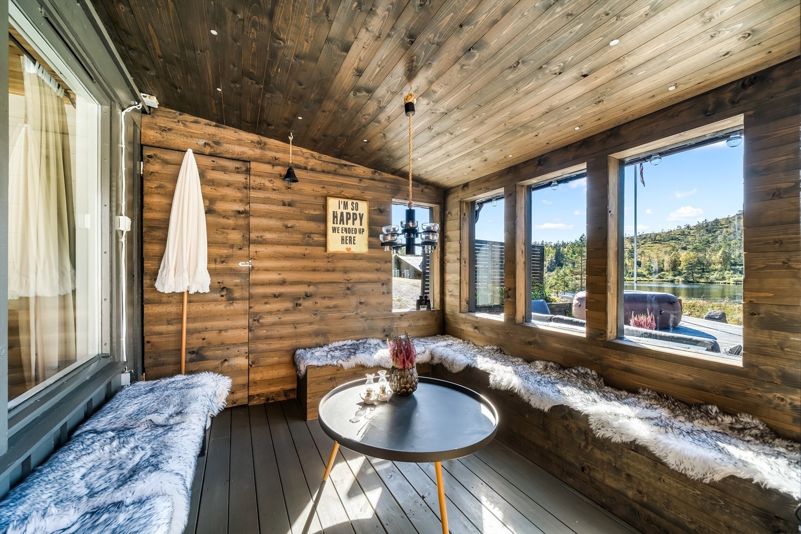 Hagestue i tilknytning til hytta. Hagestuen er ikke byggemeldt. Galleribilde