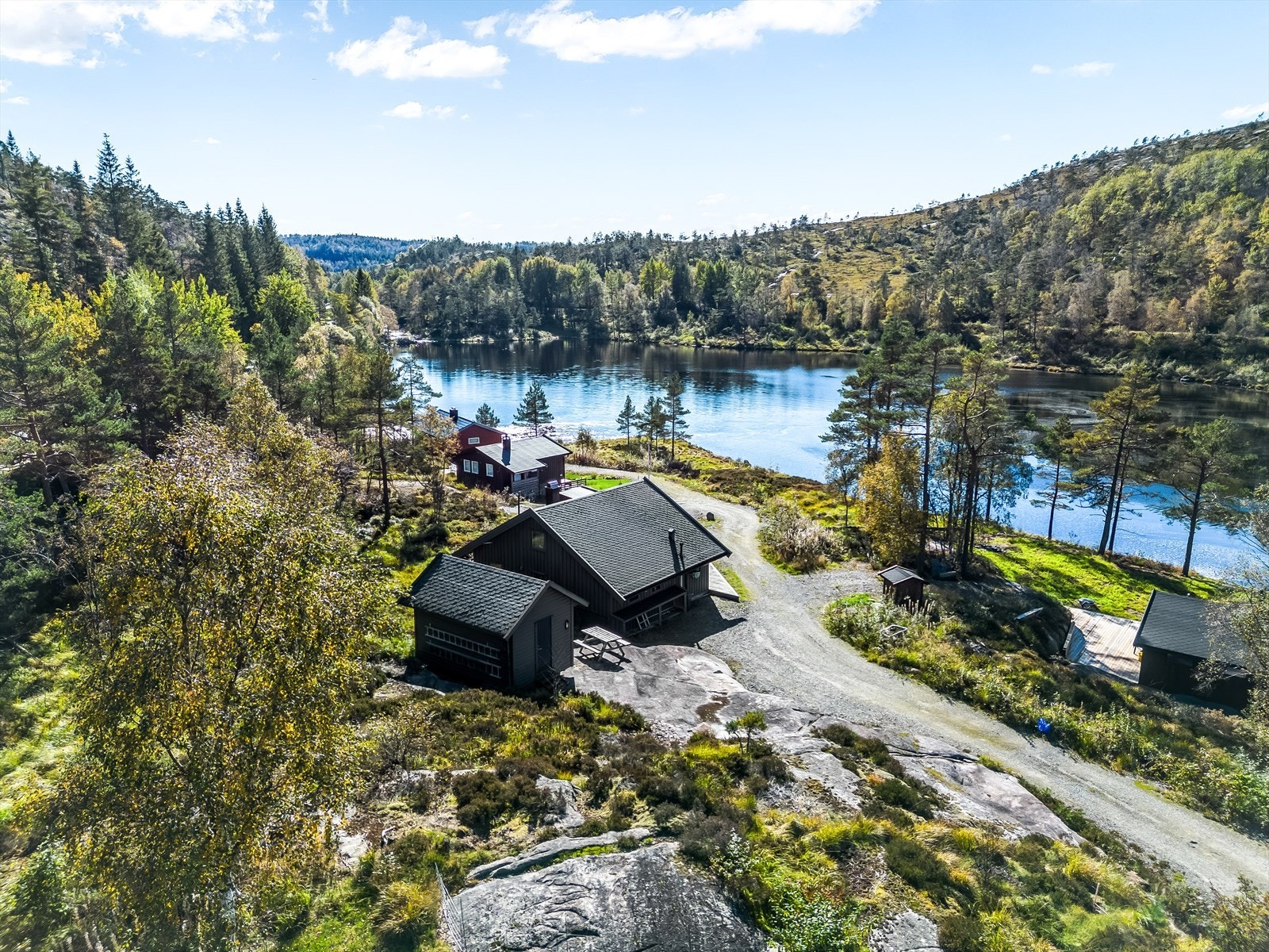 Eiendomsmegler MNEF Anita Cecilie Gabrielsen ønsker velkommen til Gluggevannsveien 167 - trivelig hytte beliggende i et veletablert felt med kort avstand til innlandsvann med badeplass. Galleribilde