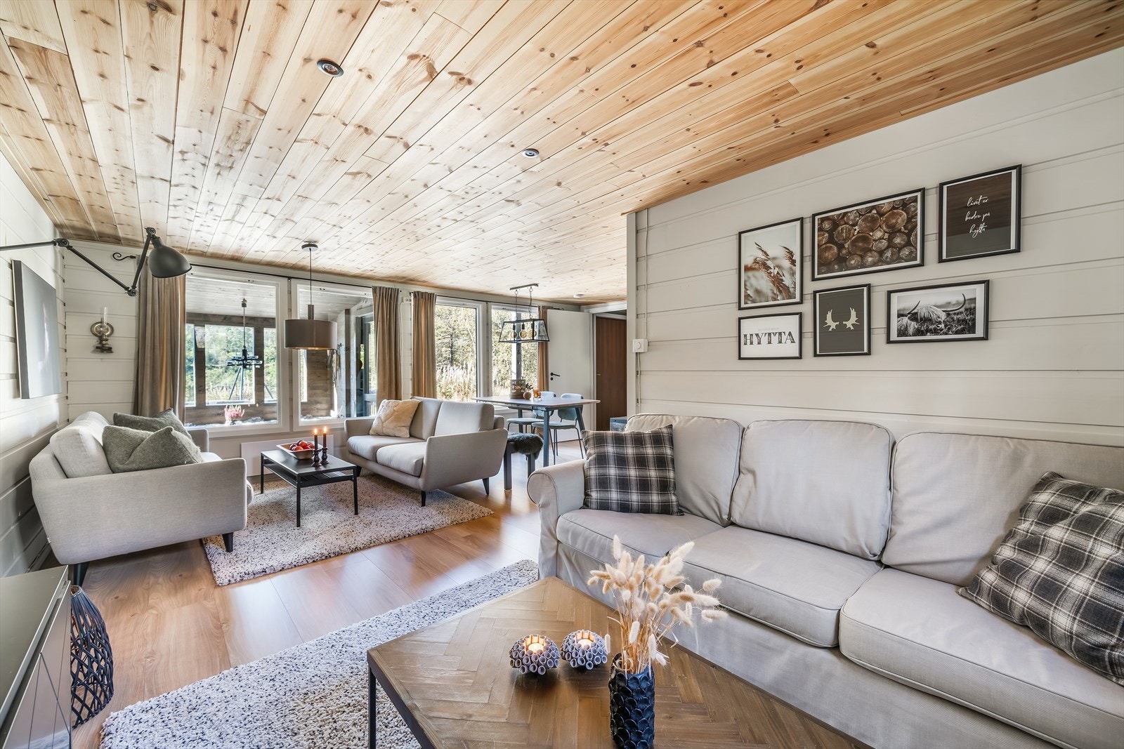I front av stua har man en avslapnings sone, samt en spiseplass. Galleribilde