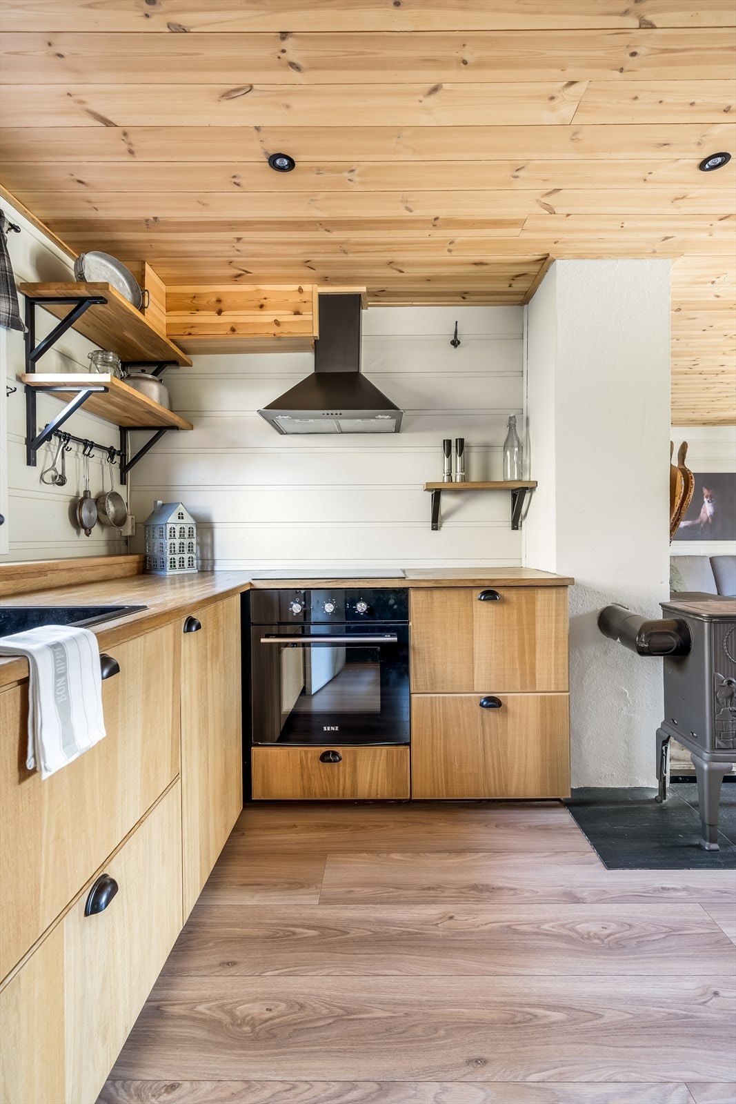 Kjøkkenets utforming gir rom for en god arbeidsplass. Galleribilde