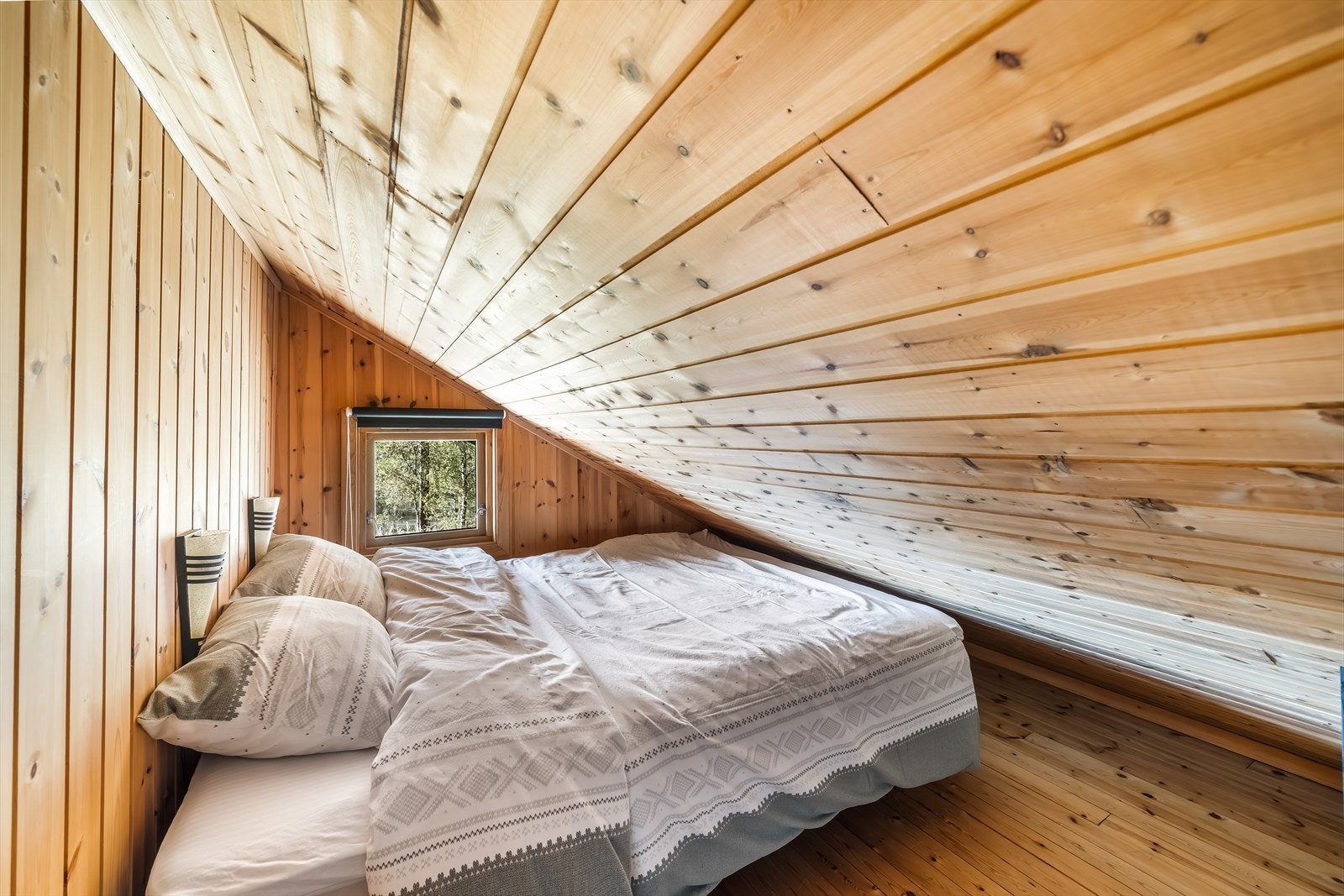 Knekott innredet med sengeplass. Rommet er ikke godkjent for varig opphold. Galleribilde