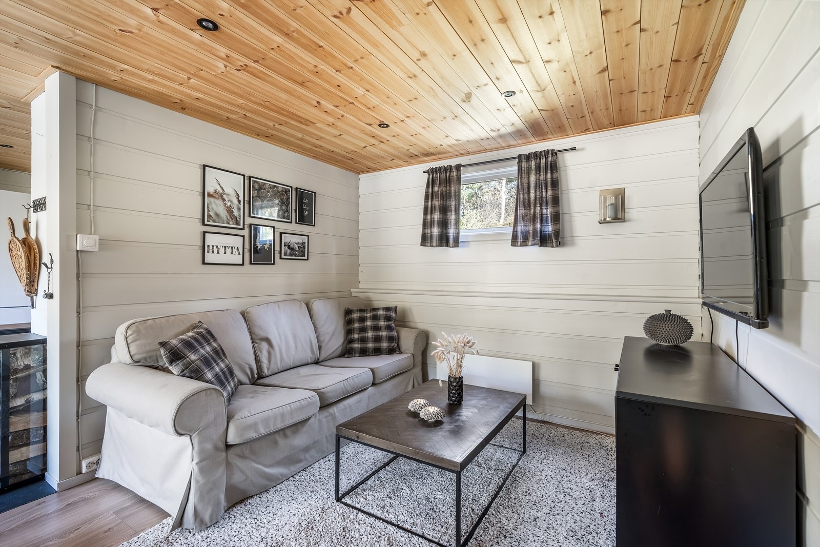 En del av stuen er i dag innredet med en tv-krok. Galleribilde