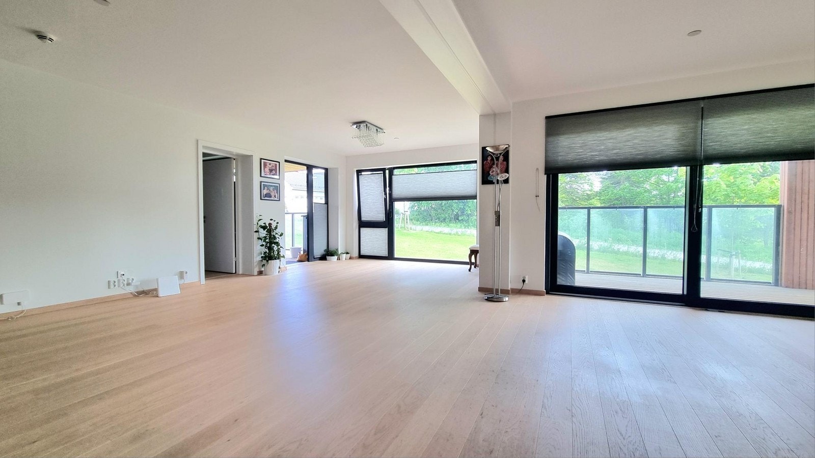 Stuen er romslig med flere møbleringsmuligheter Galleribilde