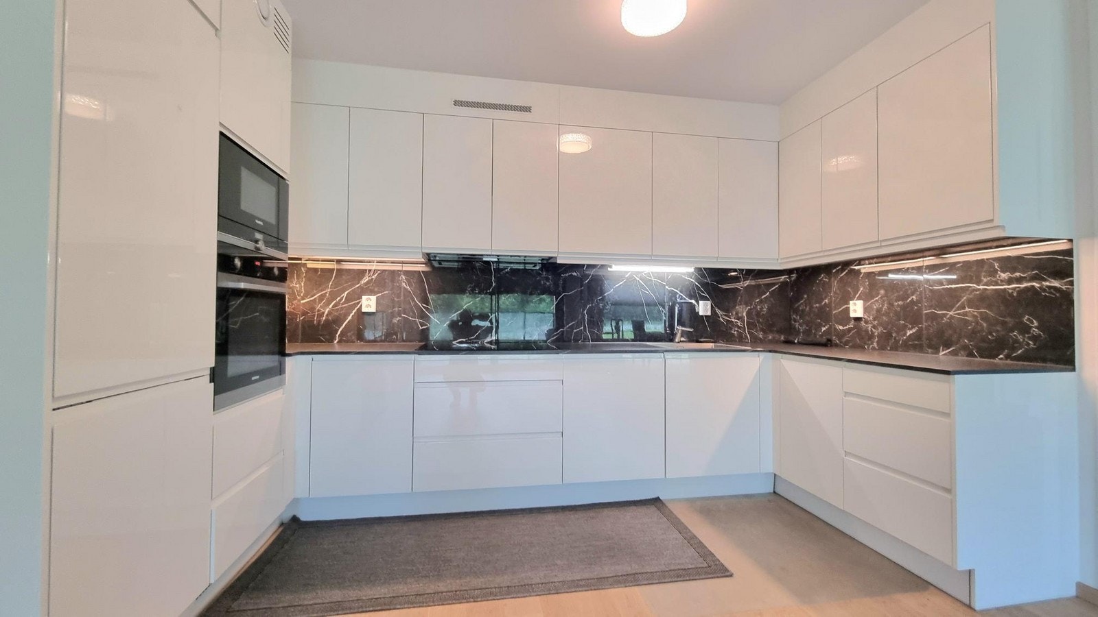 Flott, romslig kjøkken med integrerte hvitevarer Galleribilde