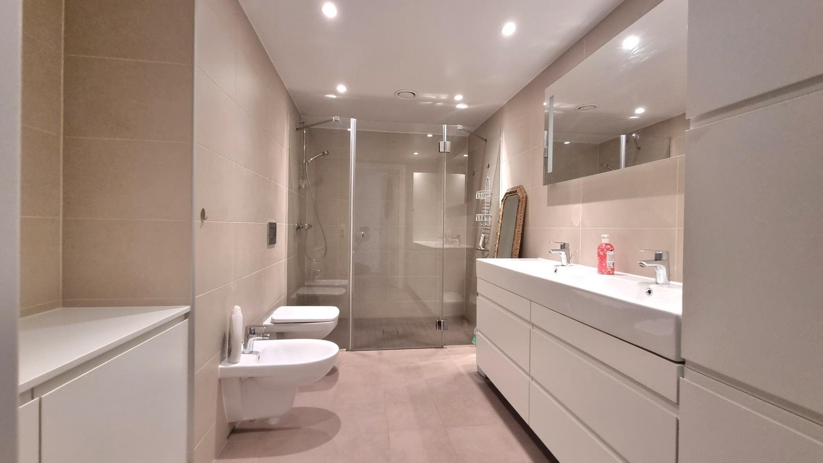 Bad i tilknytning til hovedsoverom Galleribilde