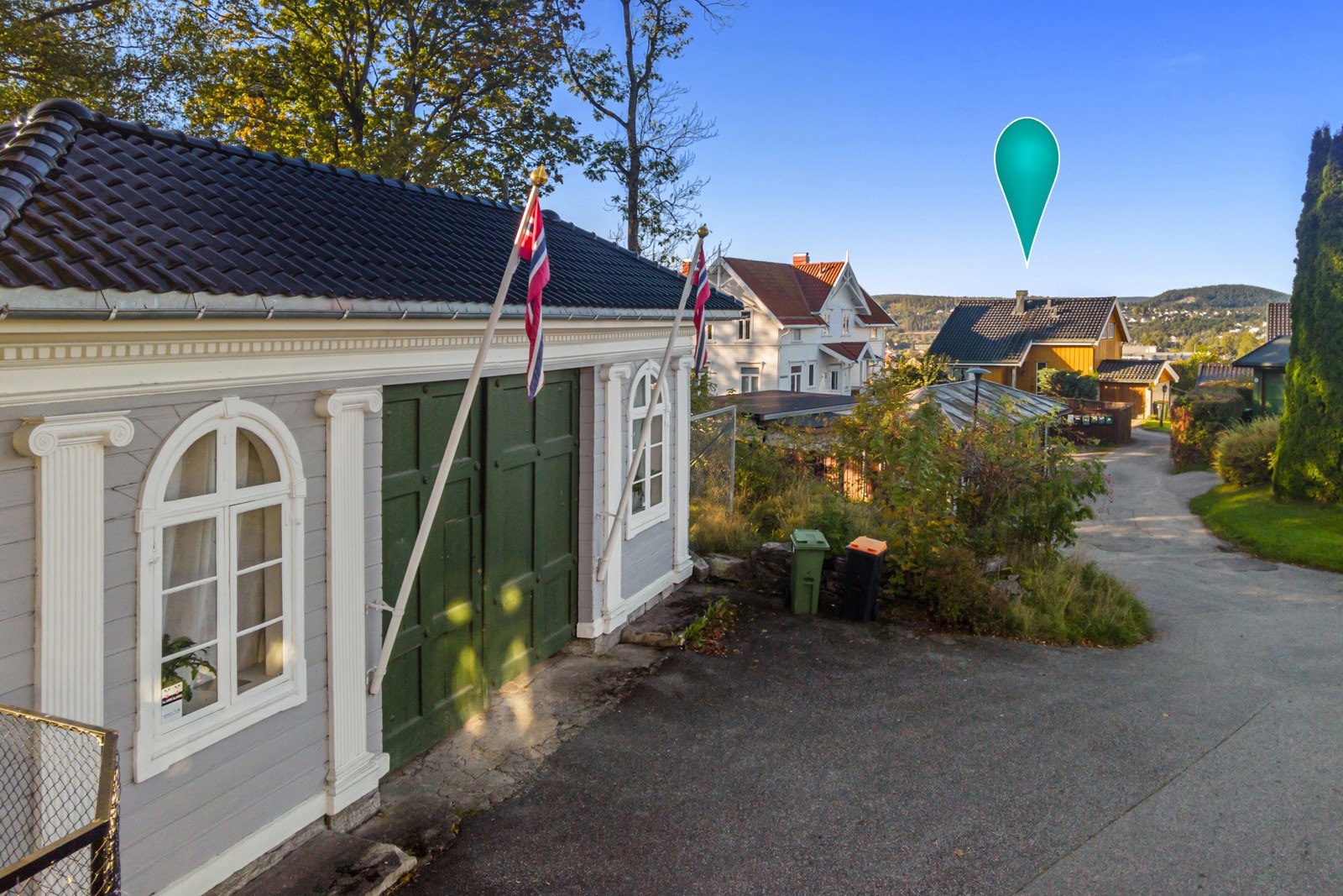 Rett ved Brekkeparken og trapp ned til sentrum til venstre - Fra boligen er det tøffelavstand til alle byens fasiliteter. Galleribilde