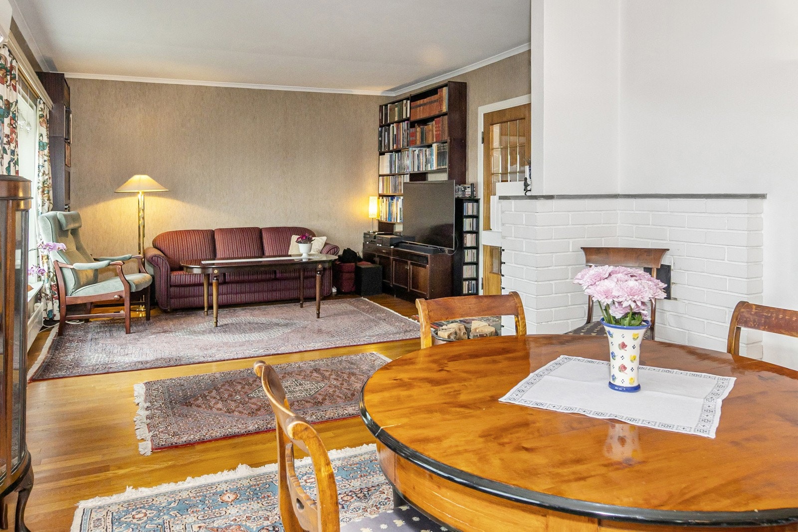 Stue med glassdør ut til gangen på høyre side. Kjøkkendøren er utenforbildet helt til høyre. Galleribilde