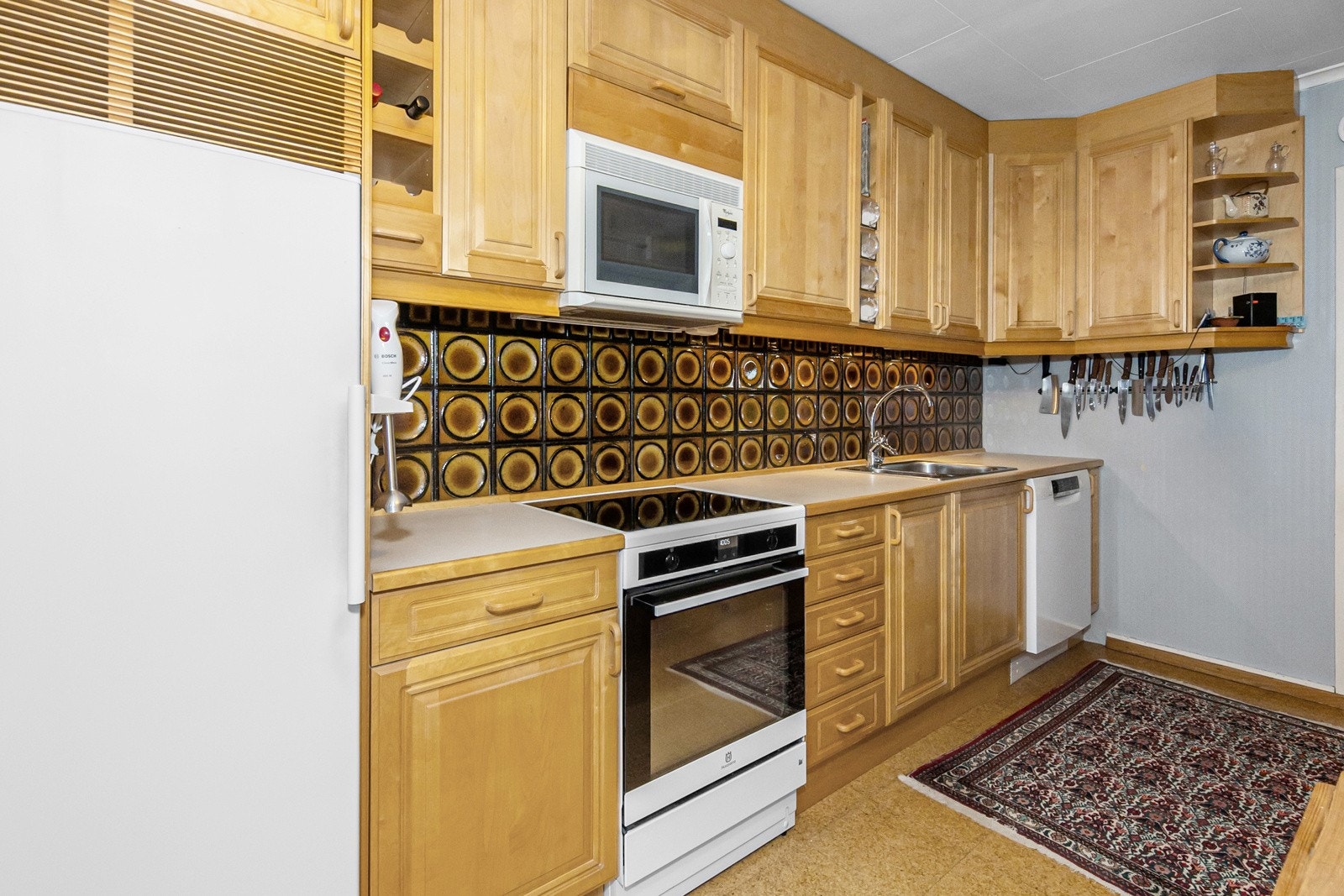 Koselig solid kjøkken med profilerte fronter (2001). Det er god plass til spisebord og stoler. Kjøkkenet ligger tilstøtende mot stue, og kan kan vurdere å åpne dette opp. (konf fagmann) Galleribilde