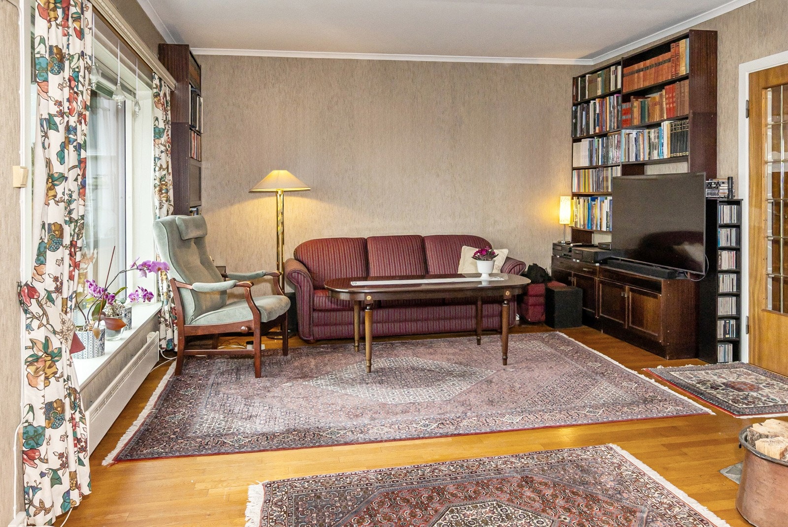 Stue med masse naturlig lys inn, og solid parkett på gulvene. Galleribilde