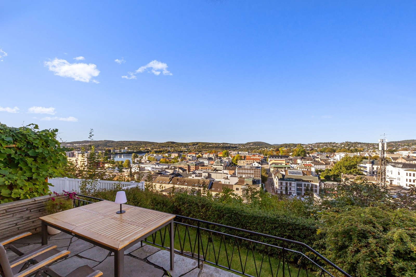 Boligen ligger helt fremme på pynten ved Brekkeparken . På Skiens "tak" har man denne flotte utsikten fra verandaen. Galleribilde