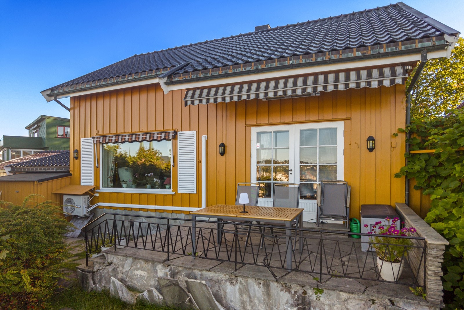 Solid vestvendt og solrik veranda, med god plass til hagemøbler og grillen. En av Skiens beste verandaer når vi snakker utsikt over byen. El-markise for de varmeste dagene. Galleribilde