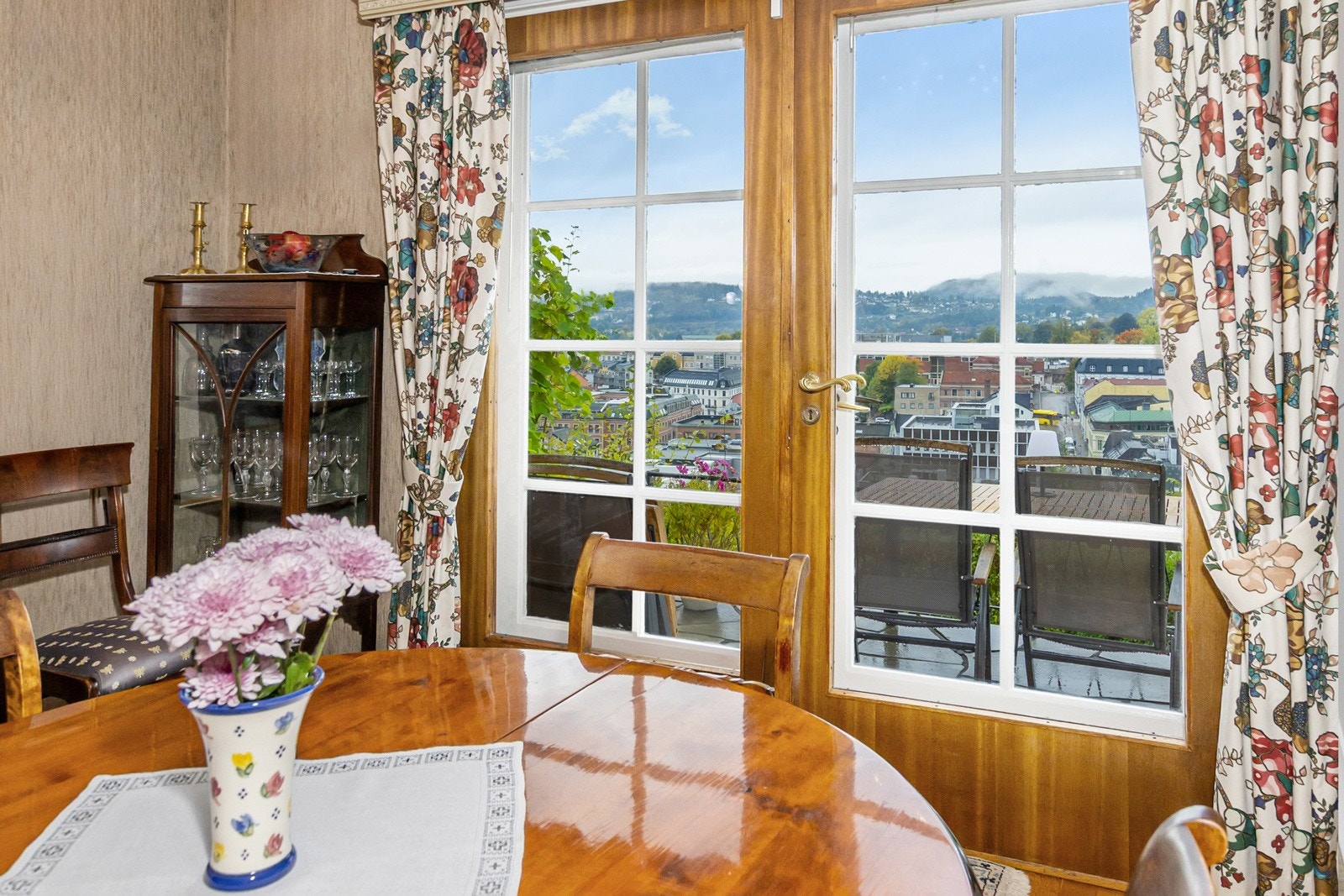 Spisestue med dobbelt dør ut til den vestvendte verandaen. Galleribilde