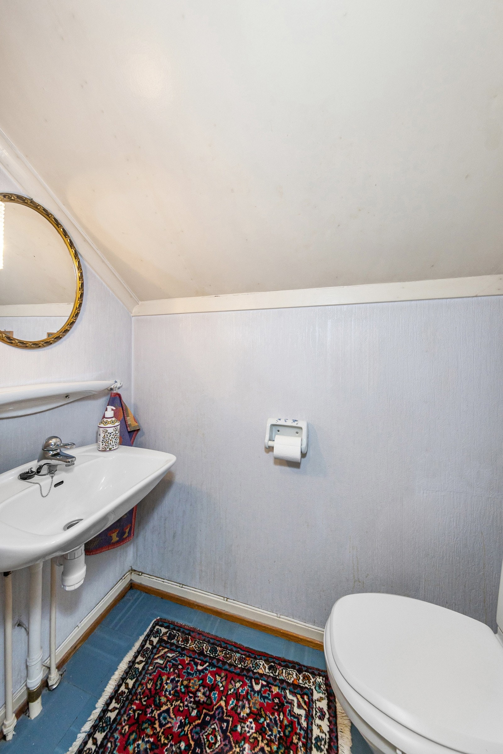 Det er separat toalett i gangen på toppen av trappa, vegg i vegg med badet. Galleribilde