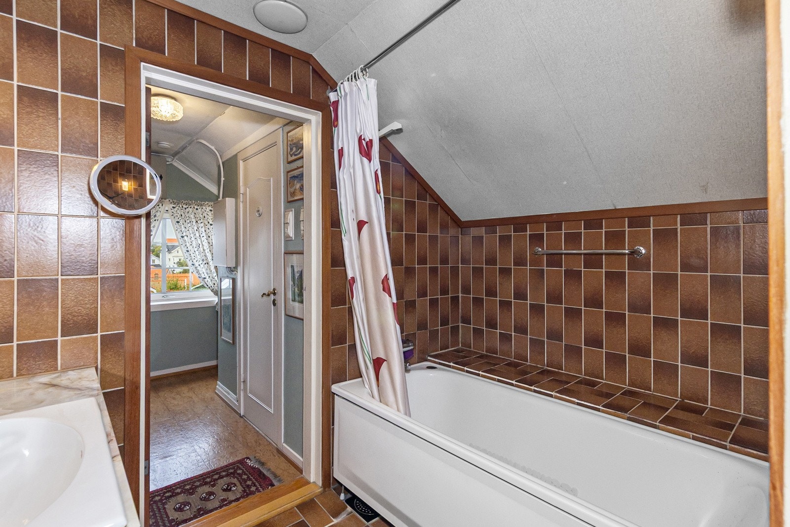 Bad med badekar og direkte utgang i retning gangen. Toalettrommet er inn døren til høyre ute i gangen. Galleribilde