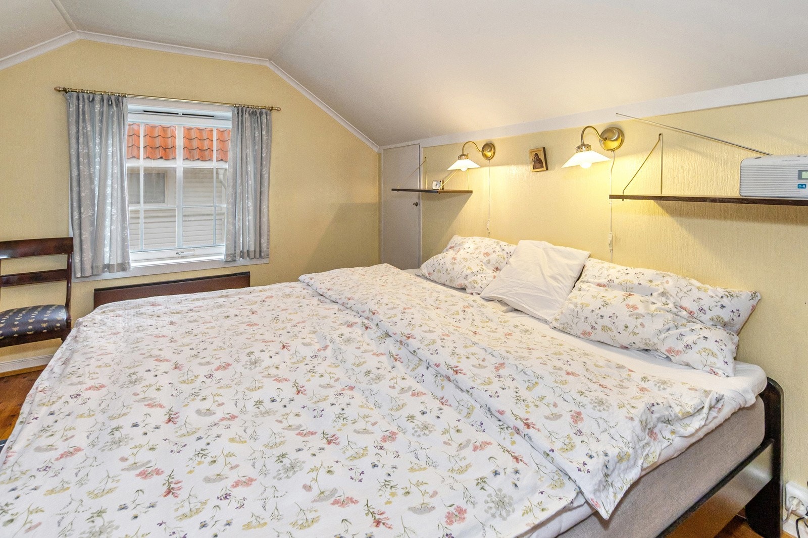 Innbydende hoversoverom av god størrelse. Det er boder hele veien i kneveggene. Galleribilde