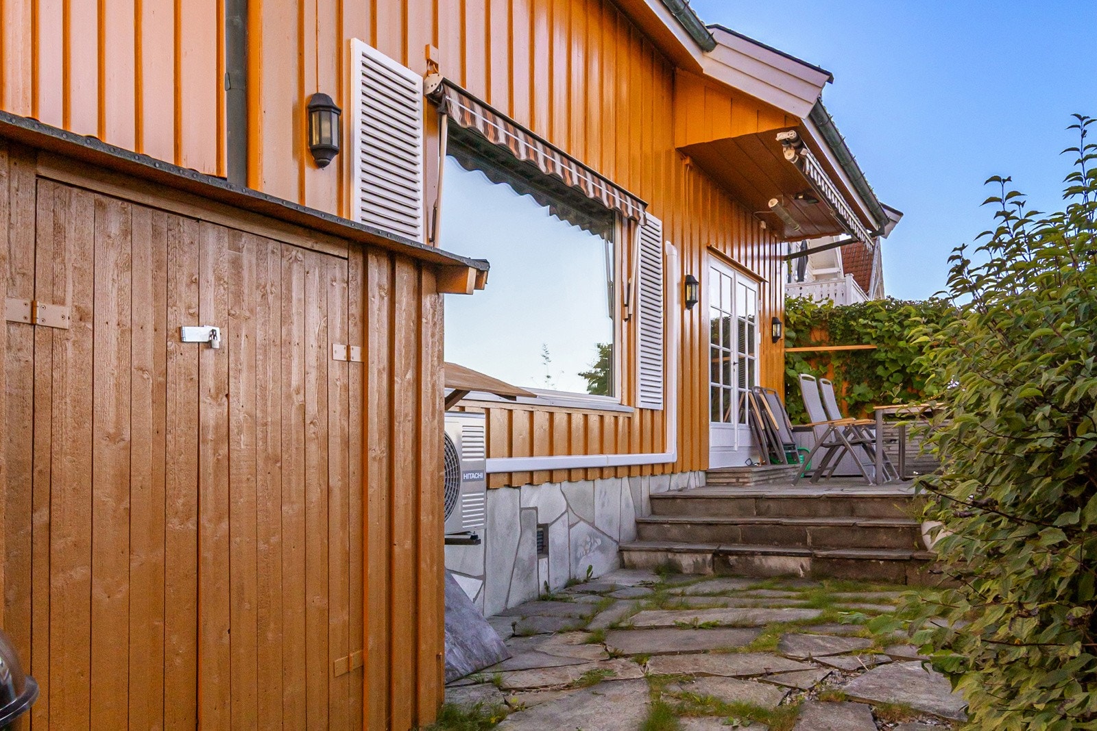 Praktisk redskapsbod med plass til gressklipper og andre nødvendigheter. Galleribilde