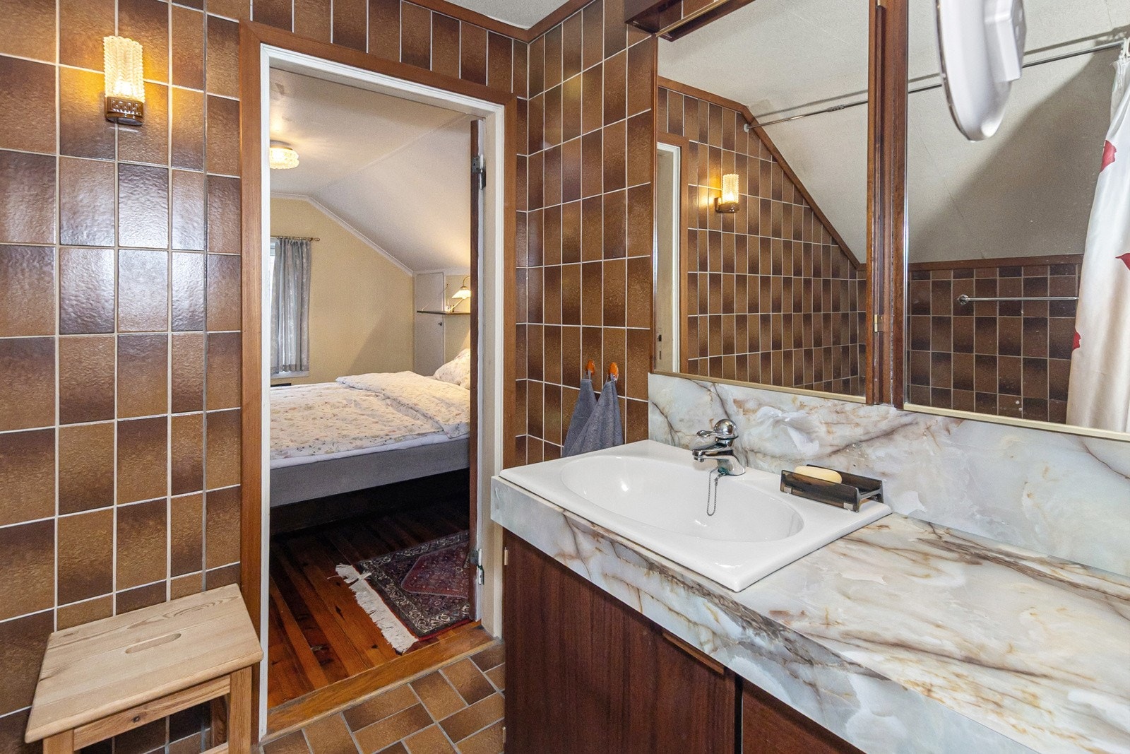 Bad er av eldre årgang, men fungerer fint. Det er inngang til badet fra hovedsoverommet, og fra gangen ute. Galleribilde