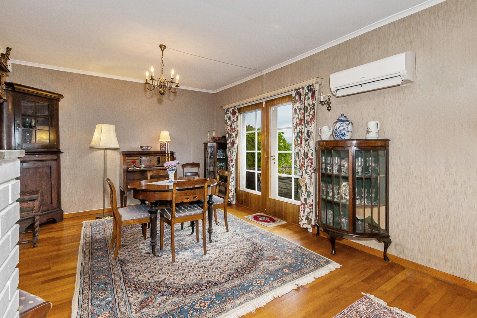 Spisestue, her plassert rett utenfor kjøkken (til venstre). Stuen er av god størrelse og det er mange møbleringsmuligheter. Galleribilde