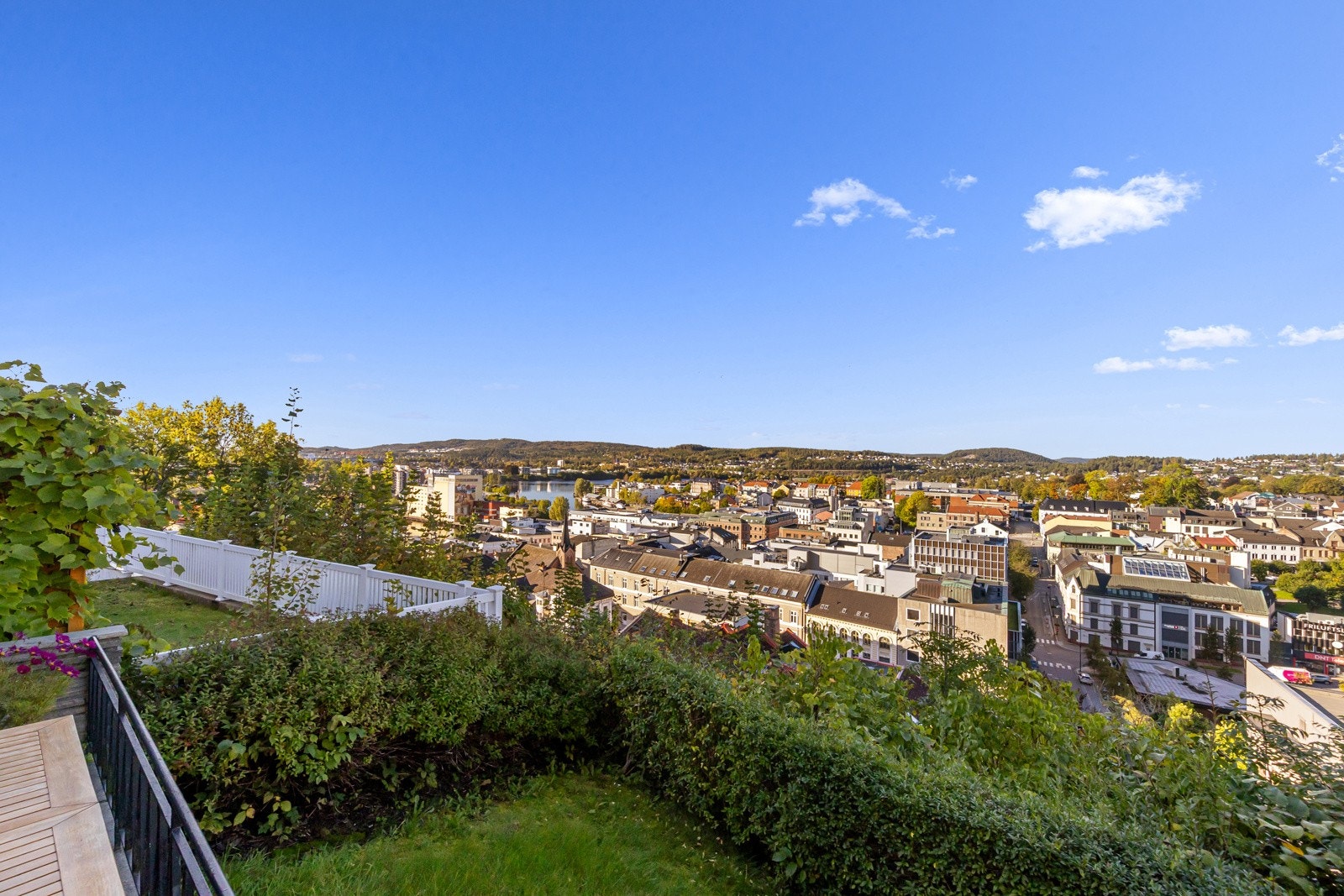 Boligen har en lettstelt hage med plen foran eiendommen og ved inngangspartiet. Galleribilde