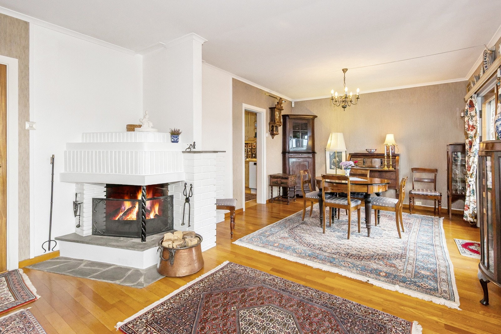 Stue av god størrelse med mye naturlig lys inn, og med både peis og varmepumpe som varmer på kalde dager. Galleribilde