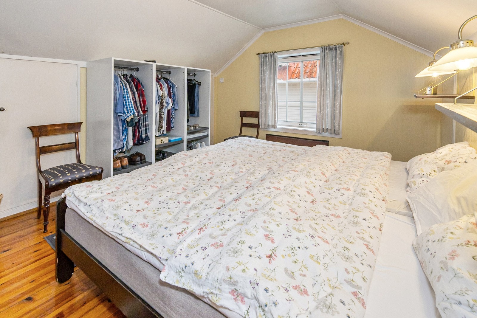 På hovedsoverom er det plass til skap og oppbevaring av klær. Galleribilde